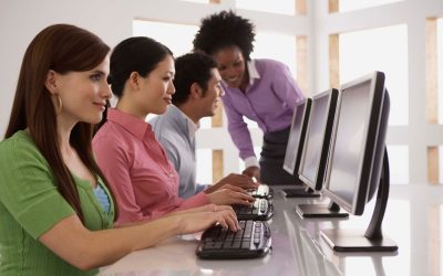 Cours en ligne ou formation traditionnelle : quel est le meilleur choix pour ta croissance professionnelle ?